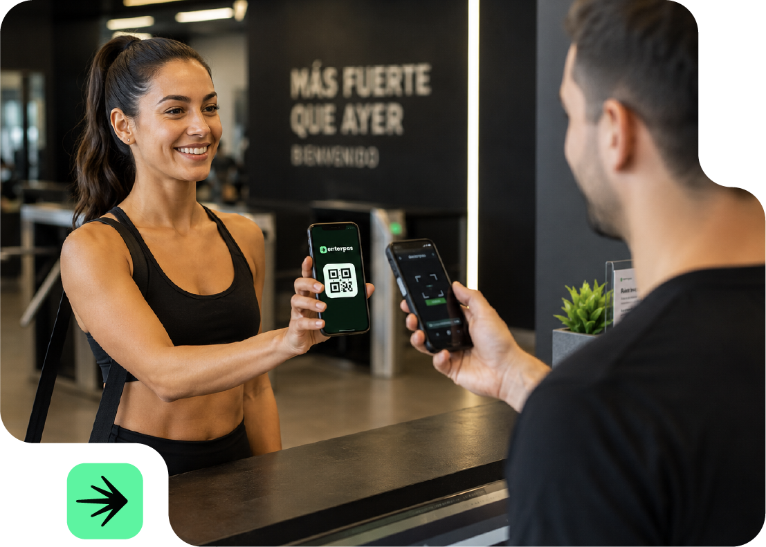 Persona usando Enterpas para check-in con QR